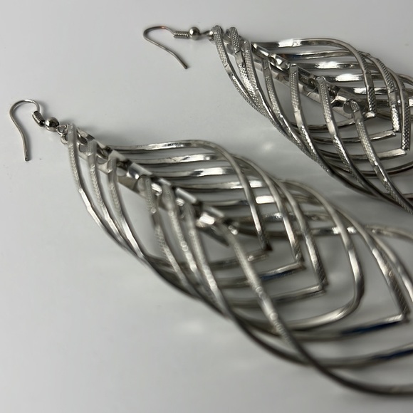 Cute Continuous Dangling Silver Tone Leaves Pierced Earrings - Picture 9 of 16